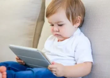 Uzman Pediatrist Uyarısı: 2 Yaş Altı Çocuklarda Ekran Süresi Neden Sınırlandırılmalı?