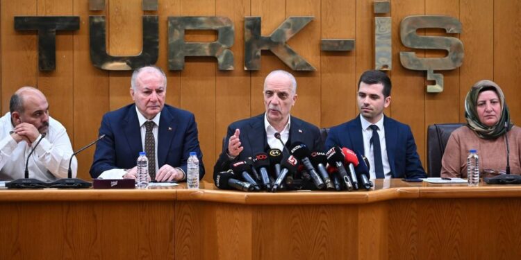 Türk-İş Kararı: Asgari Ücret Yoksulluk Sınırının Altında Kaldı, Aile Geçimi Zorlanıyor