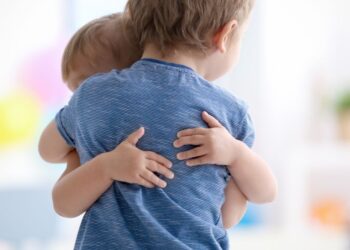 Pedagoglar Açıkladı: Yeni Kardeş Geldiğinde Kardeş Kıskançlığı Nasıl Yönetilir?