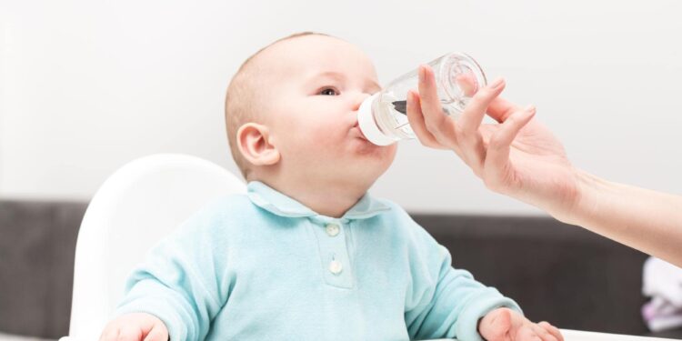 Uzmanlar Açıkladı: 6. Aydan Önce Bebek Ne Kadar Su İçmeli?