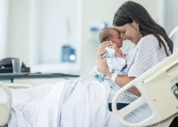 Sezaryen Riskleri Mercek Altında: Doğal Doğum Anne ve Bebek Sağlığını Nasıl Korur? 👶