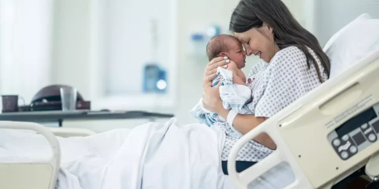 Sezaryen Riskleri Mercek Altında: Doğal Doğum Anne ve Bebek Sağlığını Nasıl Korur? 👶