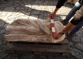 Antik Mermer Küvet Efes Kazılarında Gün Yüzüne Çıkarıldı