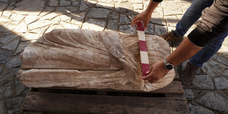 Antik Mermer Küvet Efes Kazılarında Gün Yüzüne Çıkarıldı