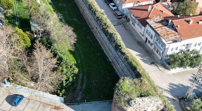 İznik Emlak Spekülasyonu: Tarihi Surlar İçindeki Arsa 5.5 Milyon TL İle Tavan Yaptı