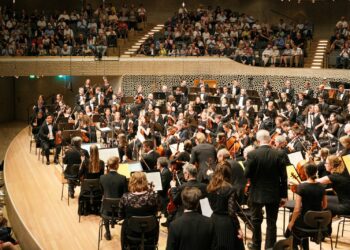 Devlet opera ve balesi konser salonunda sahne alan büyük orkestra.