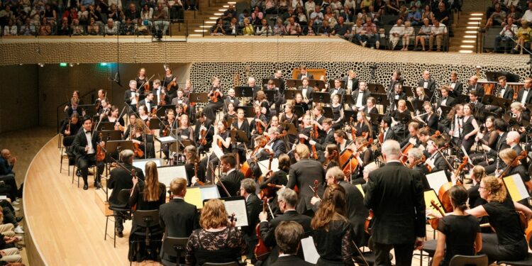 Devlet opera ve balesi konser salonunda sahne alan büyük orkestra.