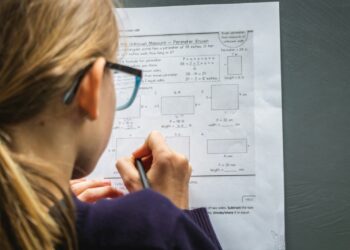 Masada matematik problemleri çözen ve geometri testi yapan bir öğrenci.
