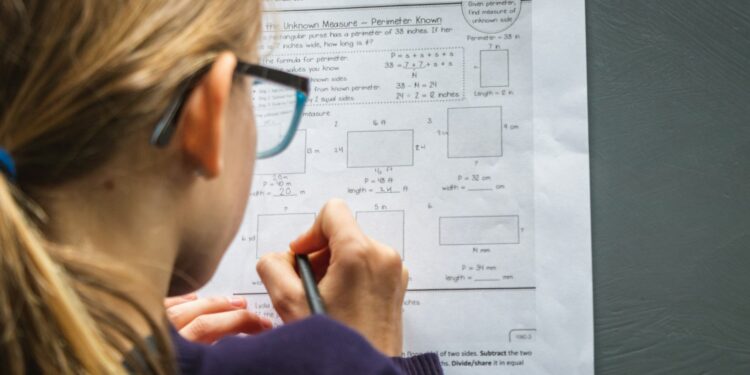 Masada matematik problemleri çözen ve geometri testi yapan bir öğrenci.