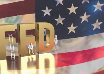 ABD bayrağının önünde duran altın renkli FED harfleri ve figürler