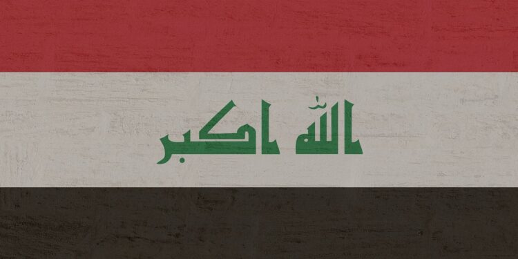 Kırmızı, beyaz ve siyah şeritli ortasında Arapça yazı olan Irak bayrağı.