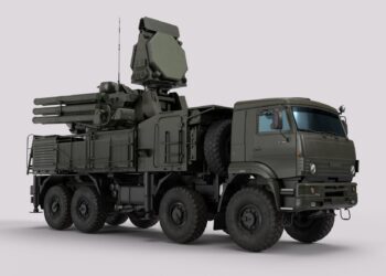 Askeri radar ve füze sistemleri taşıyan yeşil renkli büyük kamyon