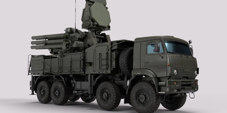 Askeri radar ve füze sistemleri taşıyan yeşil renkli büyük kamyon