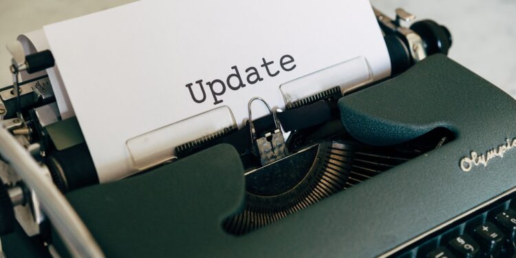 Daktilo kağıdında İngilizce Update kelimesinin yazılı olduğu yakın plan çekim