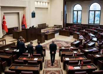 Meclis salonunda milletvekilleriyle bir araya gelen siyasi parti grubu toplantı yapıyor.